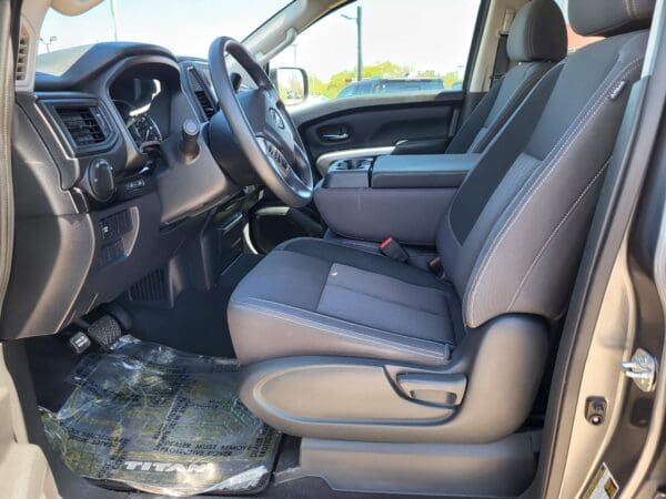 2023 Nissan Titan - Image 9