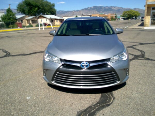 2015 Toyota Camry Hybrid - Image 2
