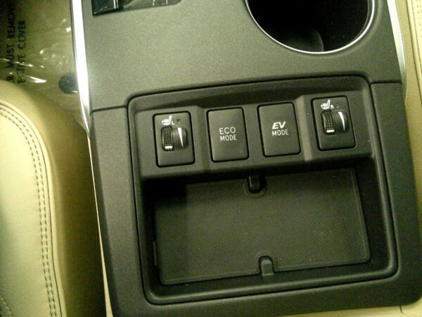 2015 Toyota Camry Hybrid - Image 13