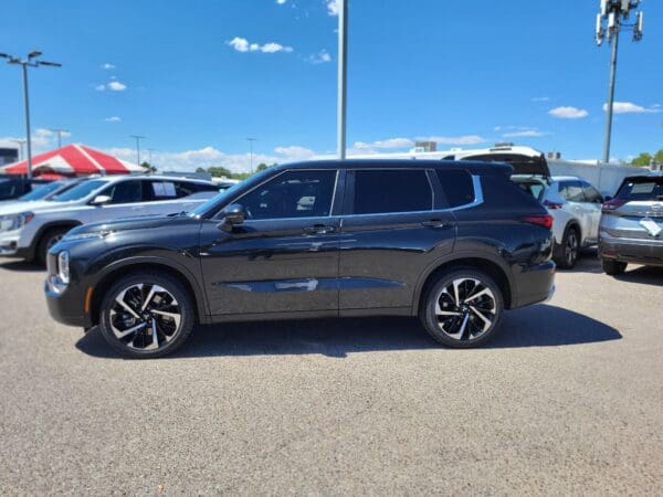 2024 Mitsubishi Outlander - Image 2