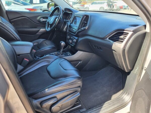 2019 Jeep Cherokee - Image 14