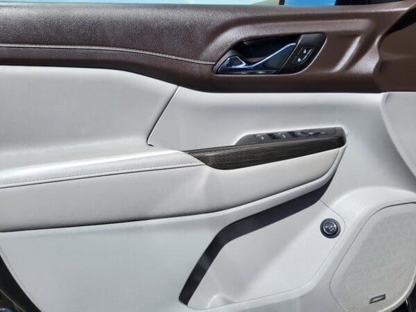 2023 GMC Acadia - Image 6