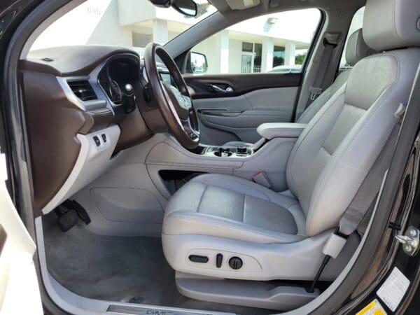 2023 GMC Acadia - Image 8