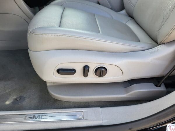 2023 GMC Acadia - Image 7