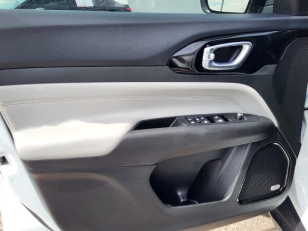 2022 Jeep Compass - Image 6