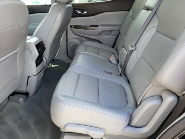 2023 GMC Acadia - Image 9