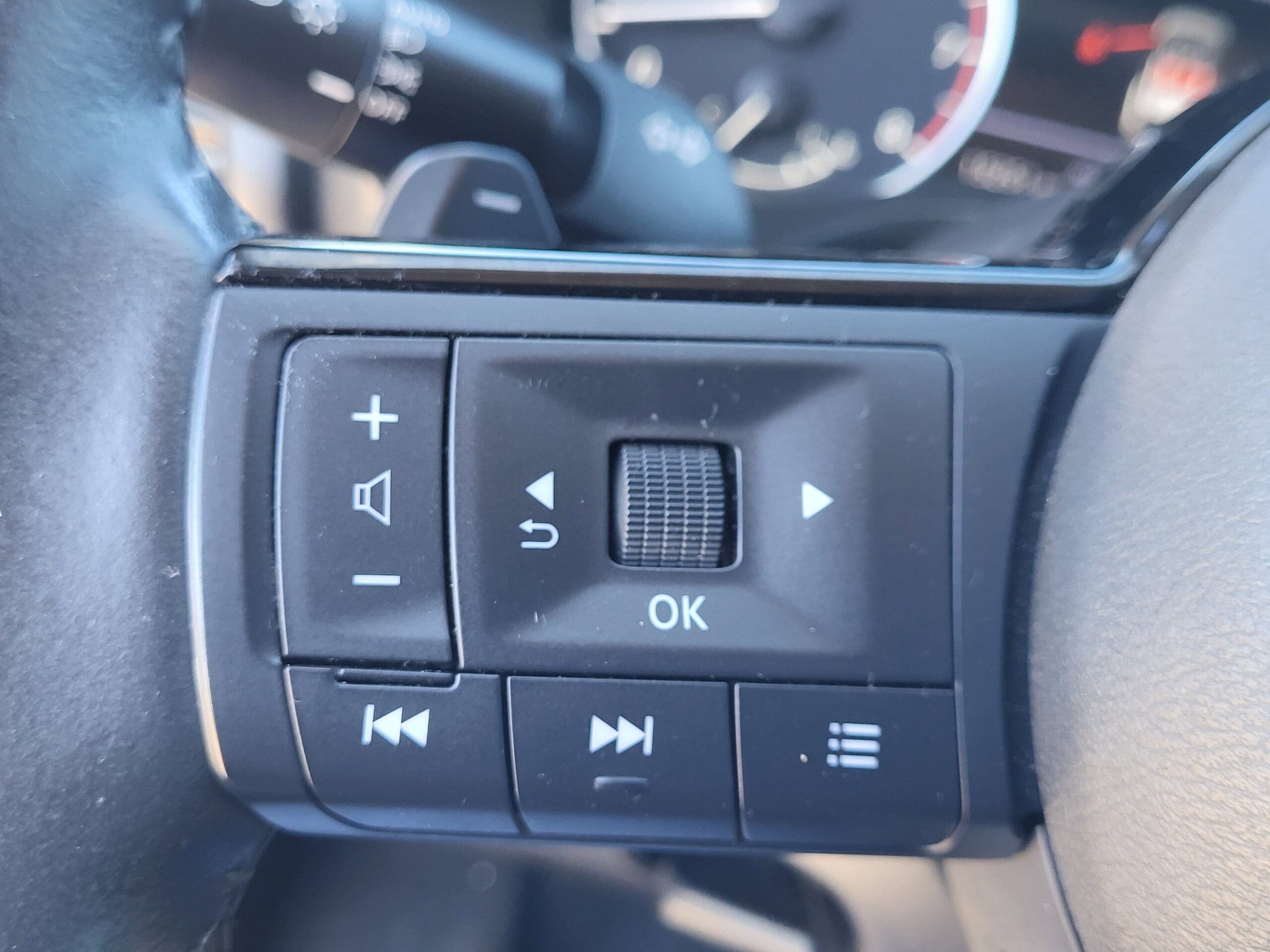 2023 Nissan Rogue - Image 18