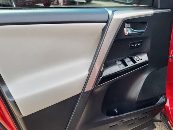 2018 Toyota RAV4 - Image 7