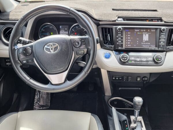 2018 Toyota RAV4 - Image 10