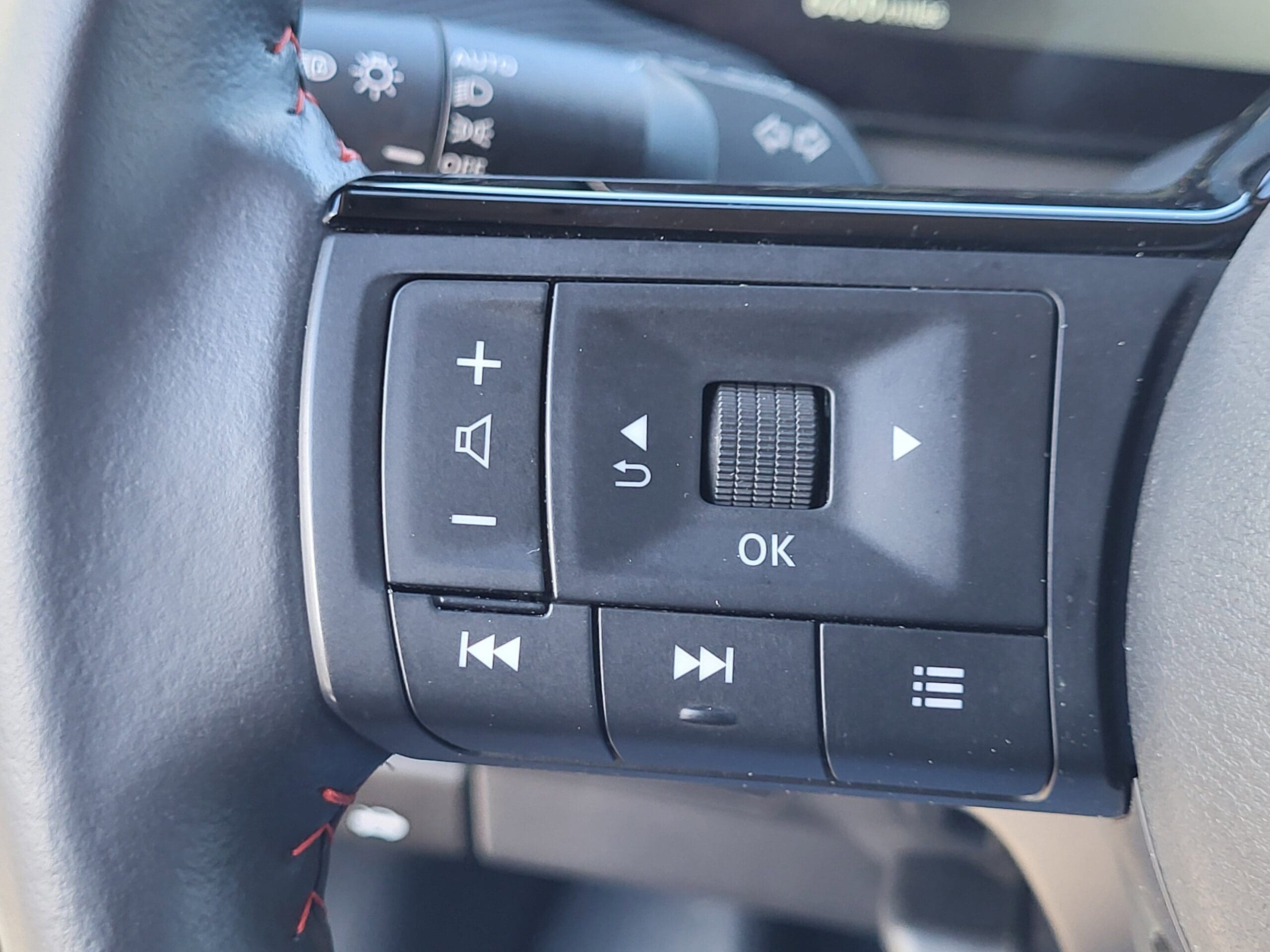 2025 Nissan Kicks - Image 19