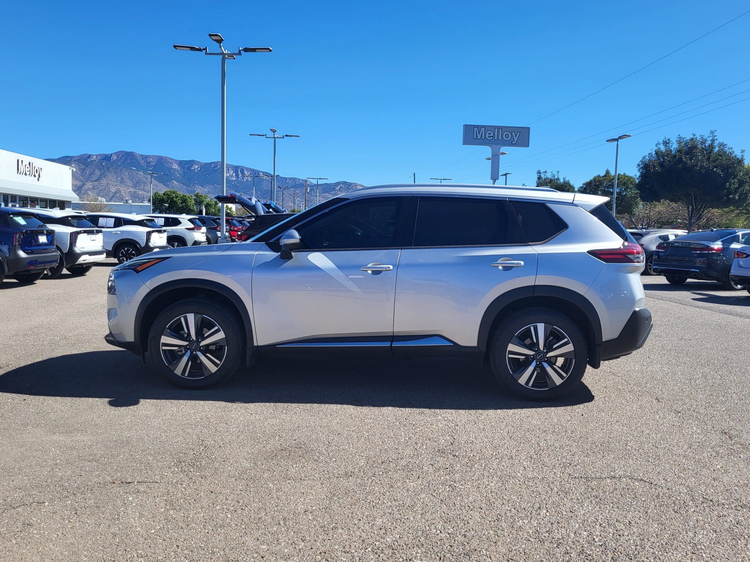 2023 Nissan Rogue - Image 2