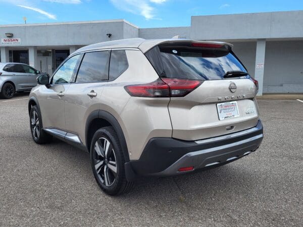 2023 Nissan Rogue - Image 3