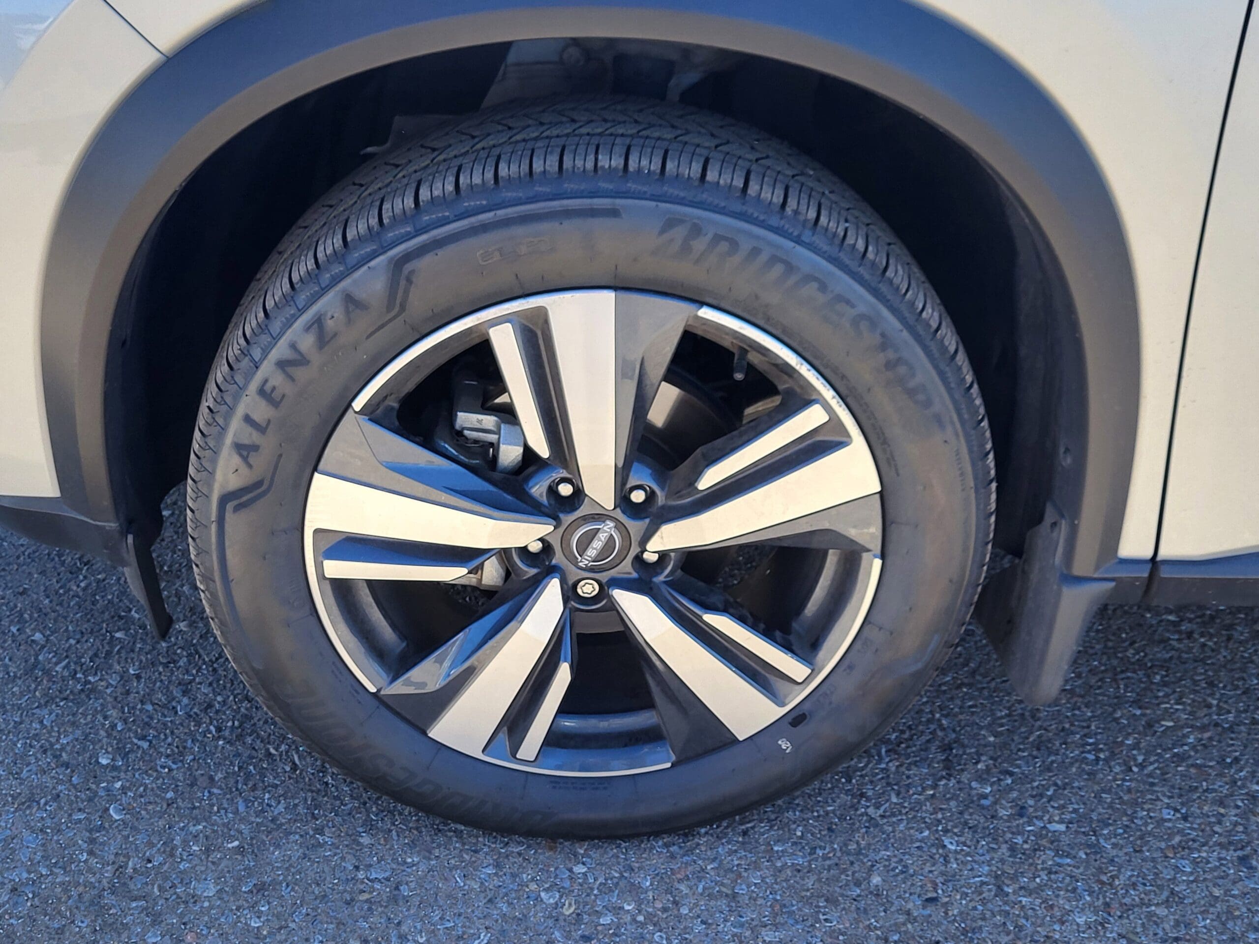 2023 Nissan Rogue - Image 16