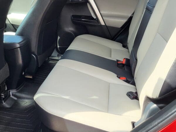 2018 Toyota RAV4 - Image 9