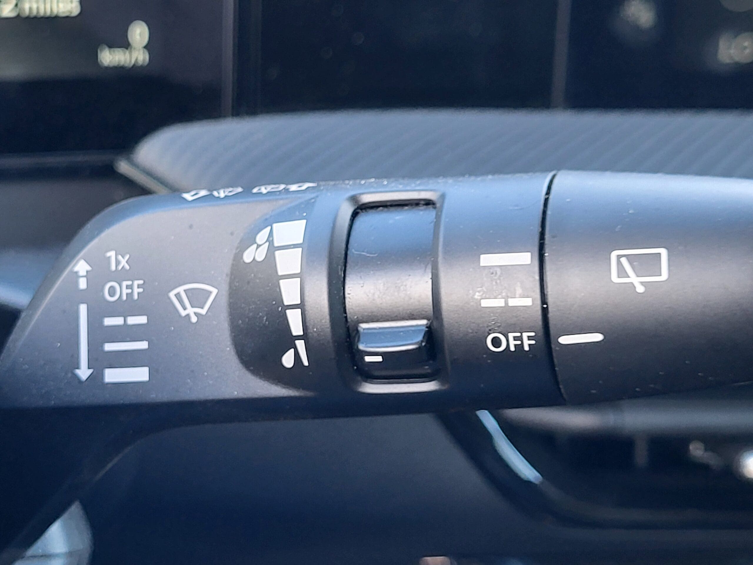 2025 Nissan Kicks - Image 25