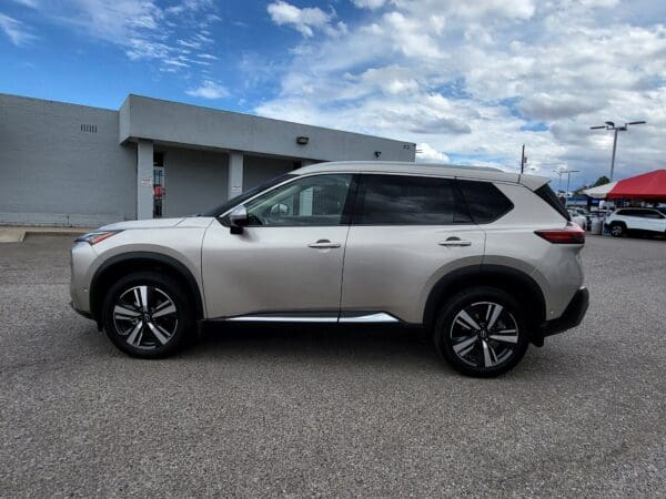 2023 Nissan Rogue - Image 2