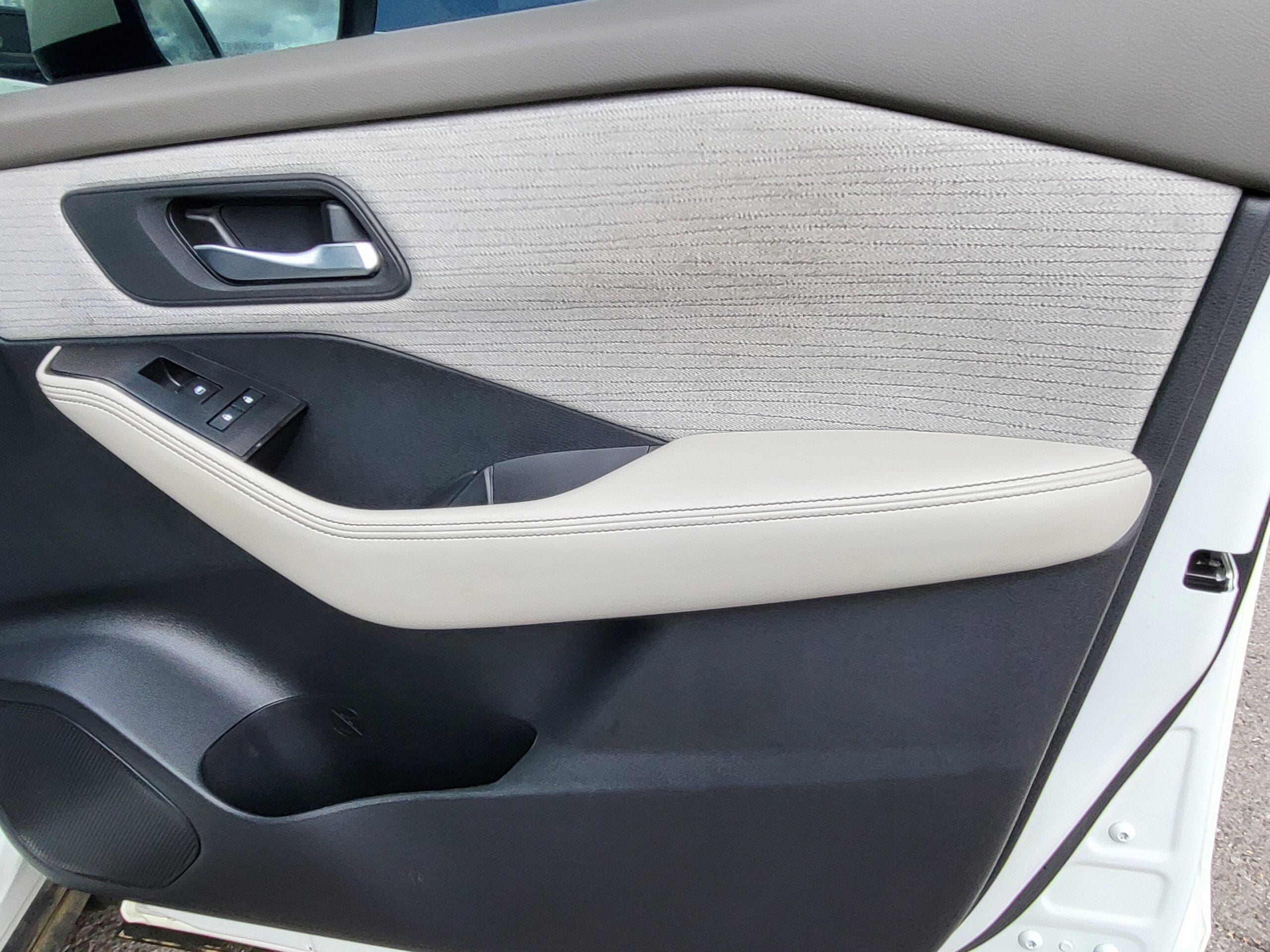 2023 Nissan Rogue - Image 16