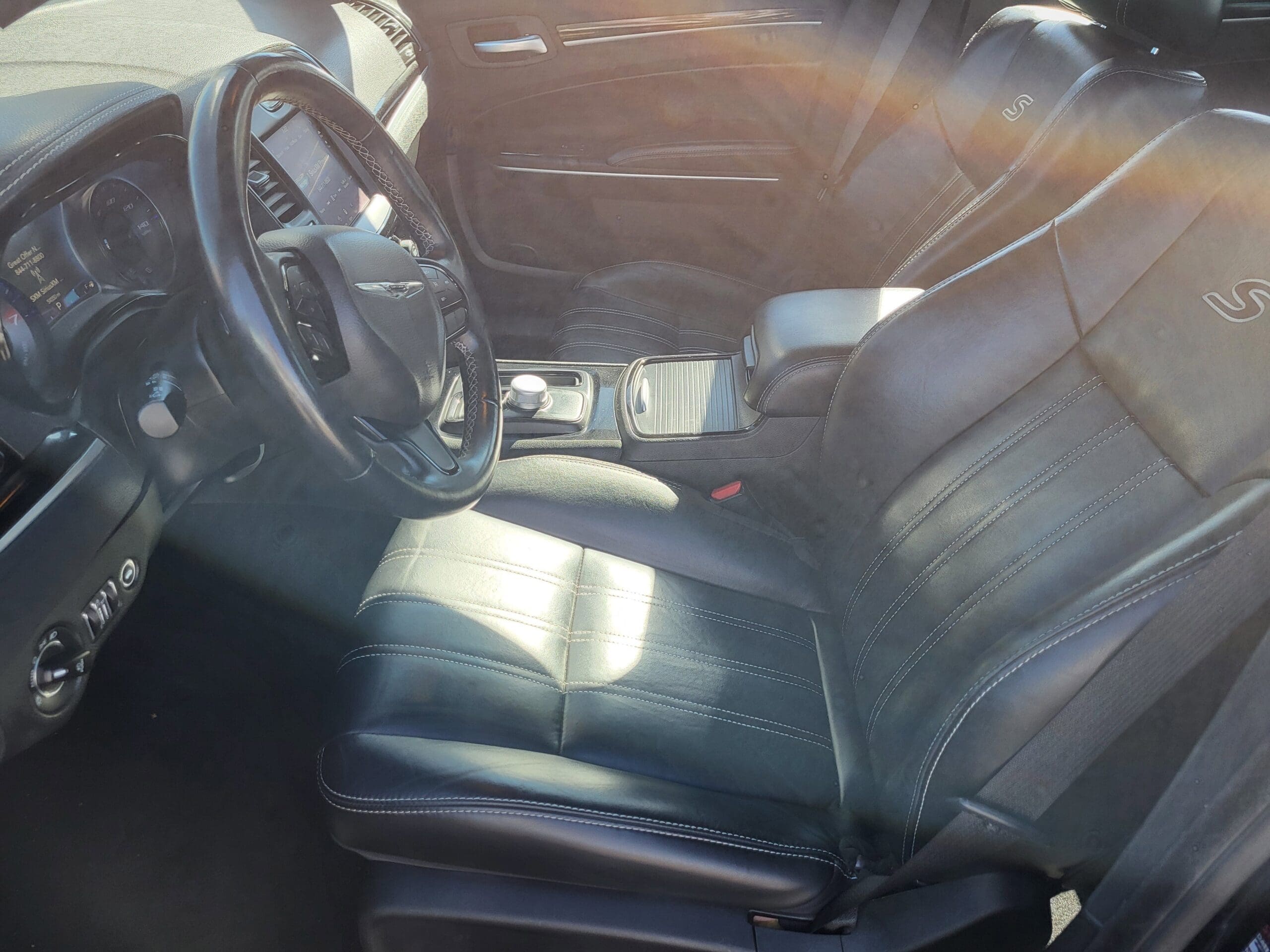 2022 Chrysler 300 - Image 9