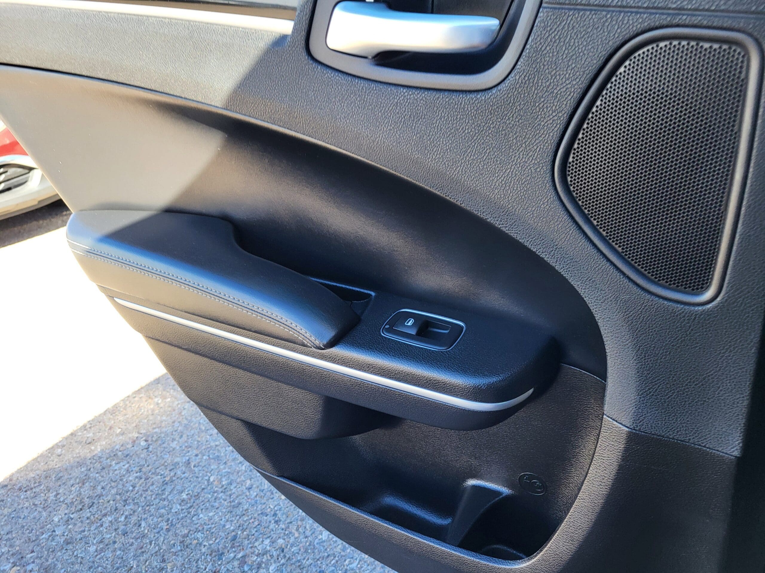 2022 Chrysler 300 - Image 12