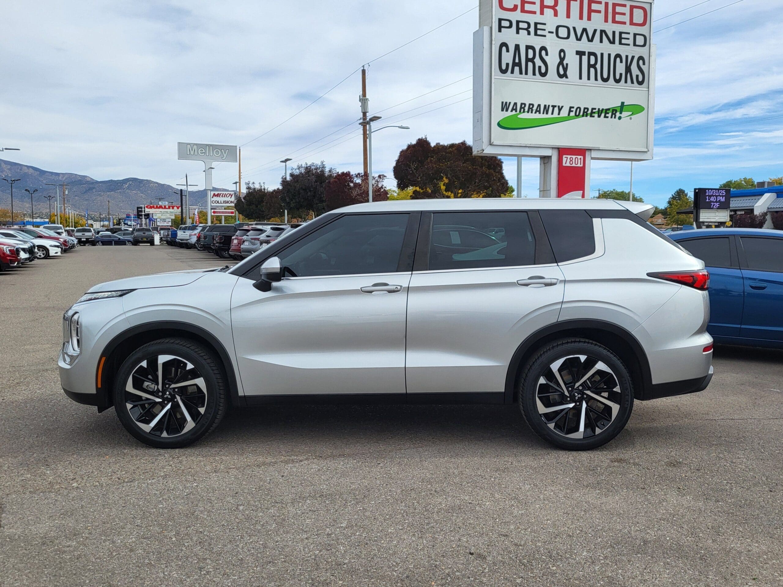 2022 Mitsubishi Outlander - Image 2