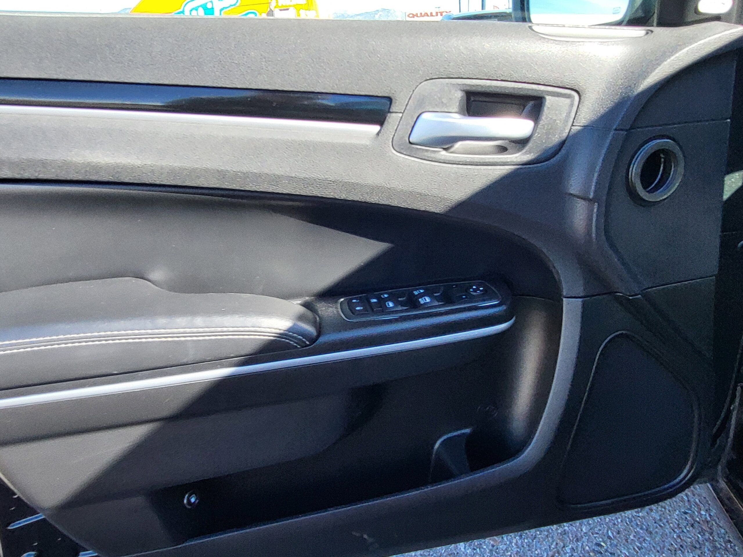 2022 Chrysler 300 - Image 6