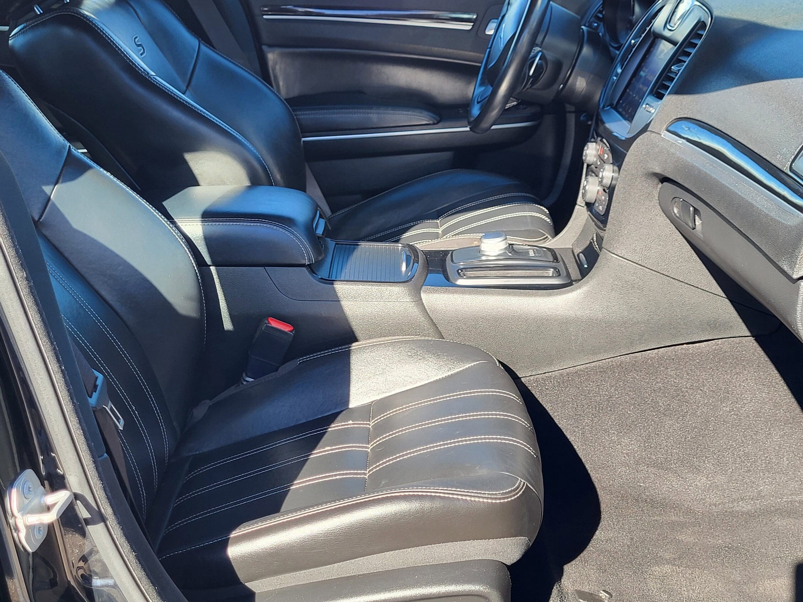 2022 Chrysler 300 - Image 16