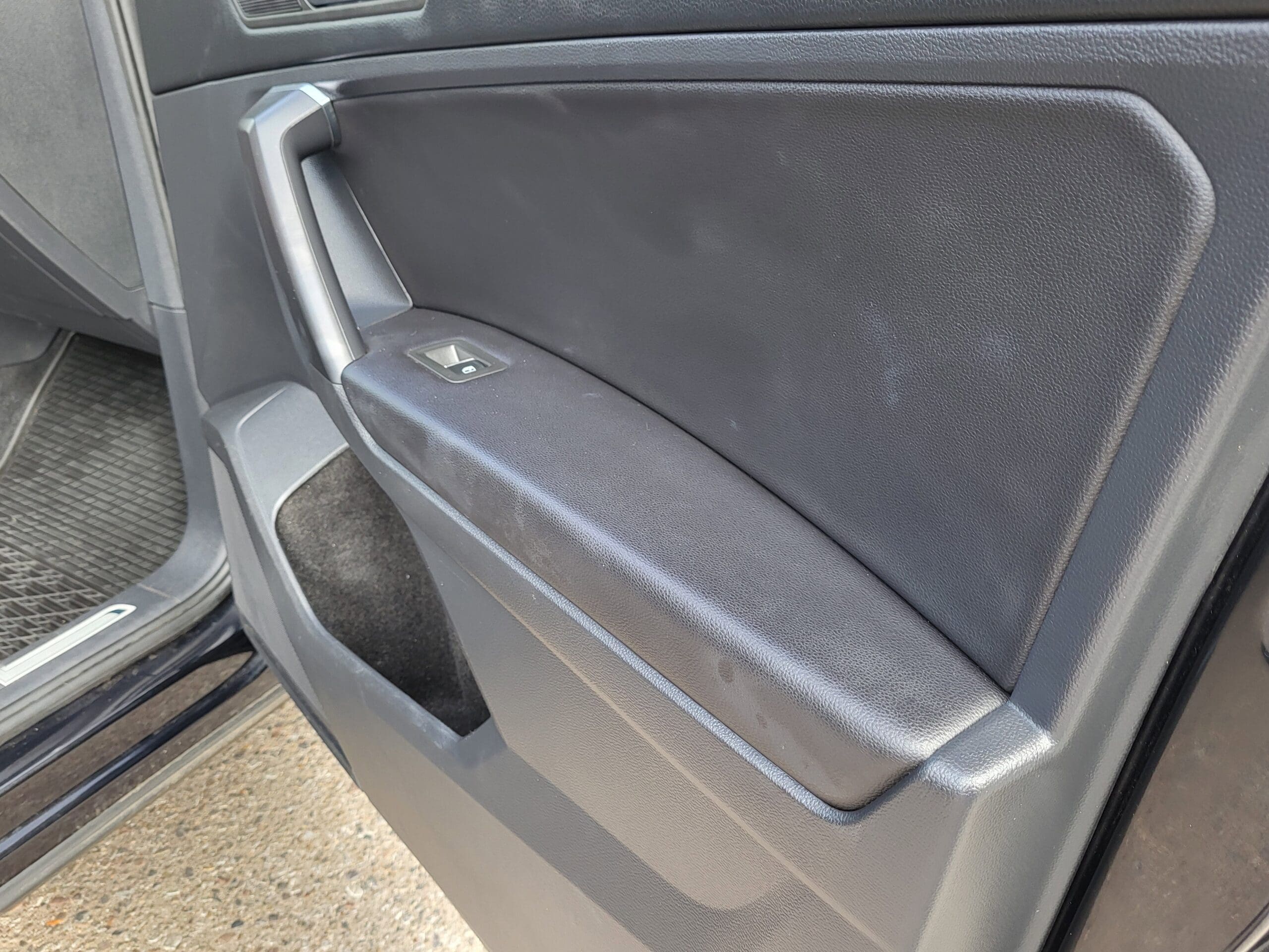 2021 Volkswagen Tiguan - Image 18