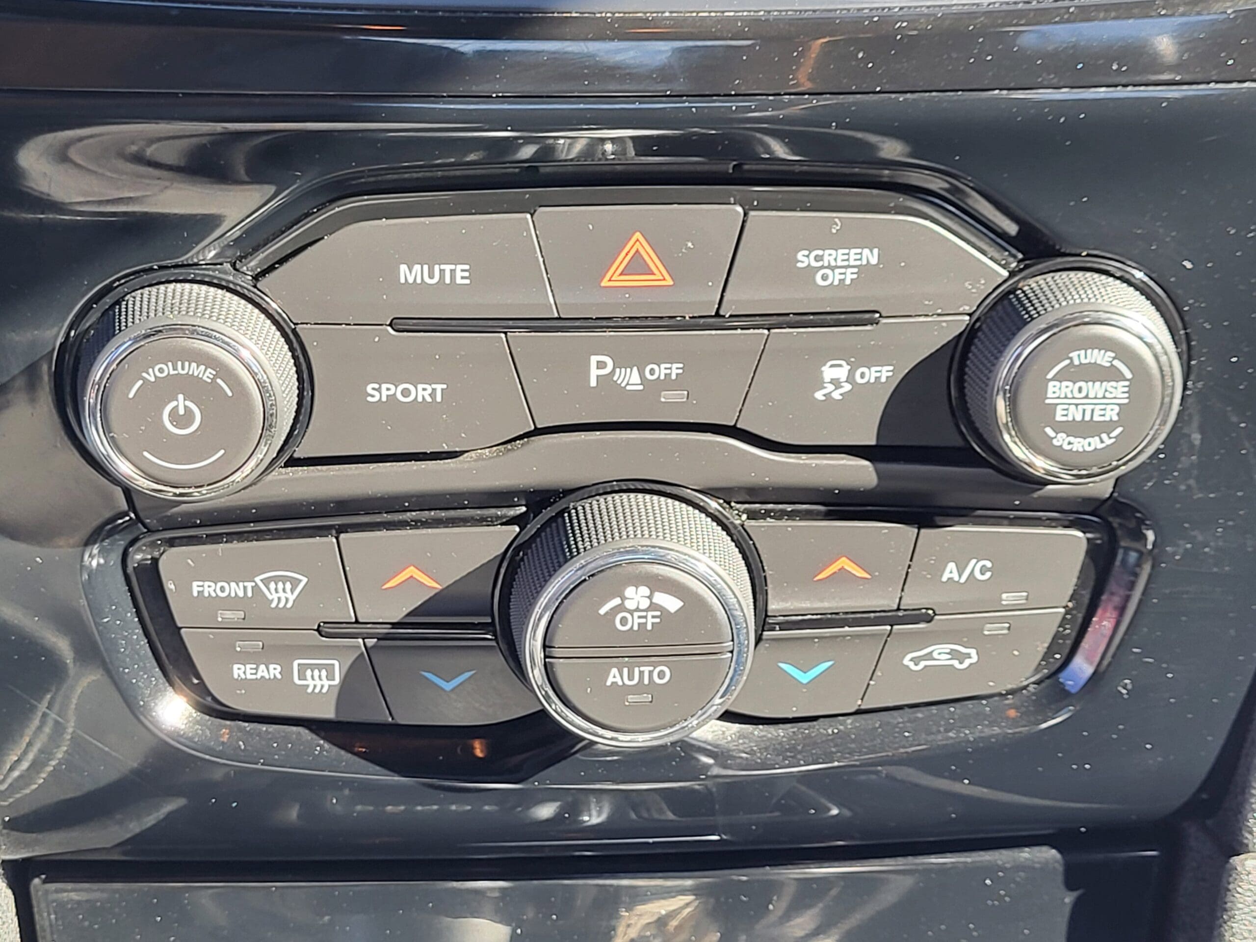 2022 Chrysler 300 - Image 23