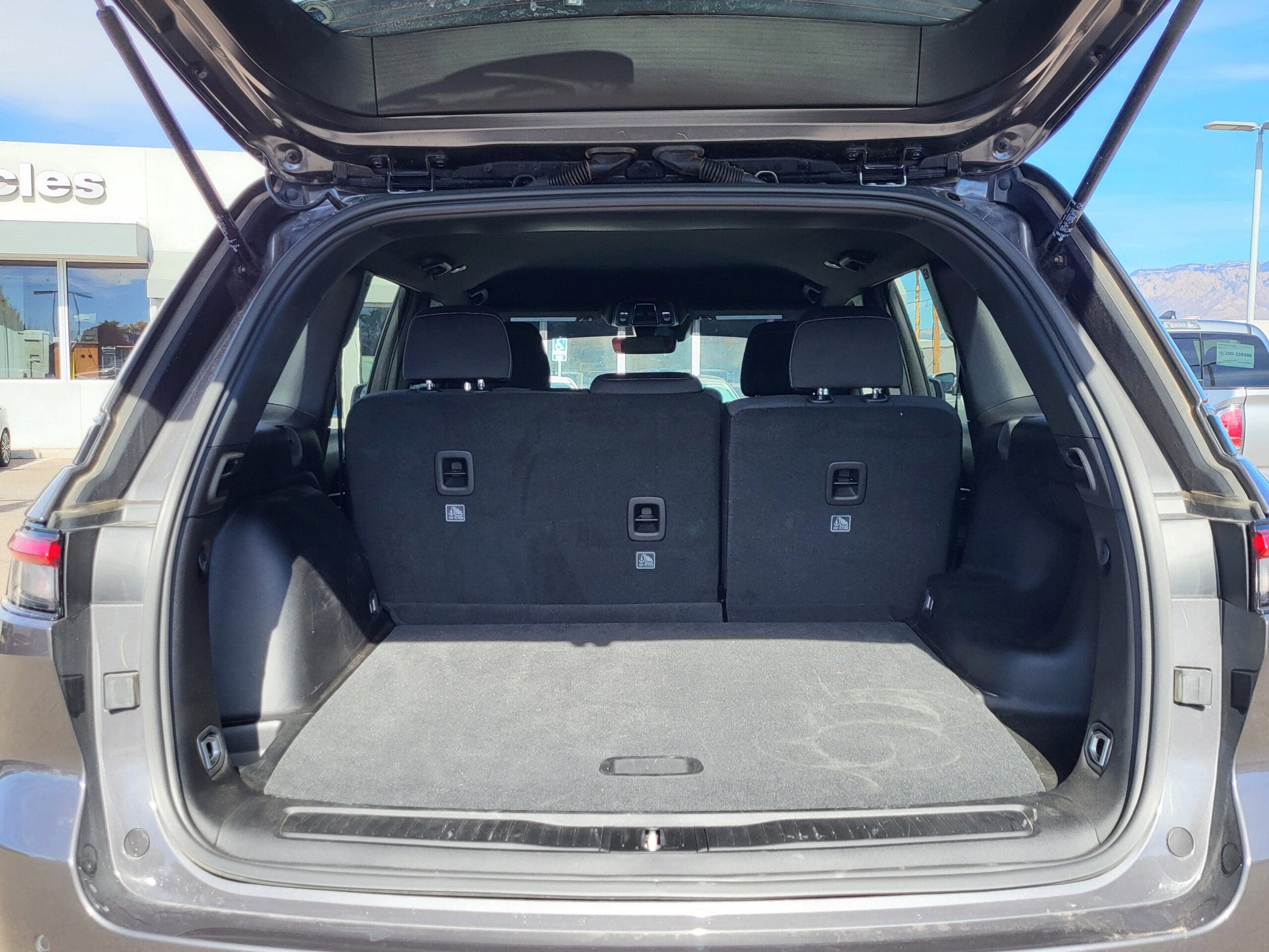 2025 Jeep Grand Cherokee - Image 12