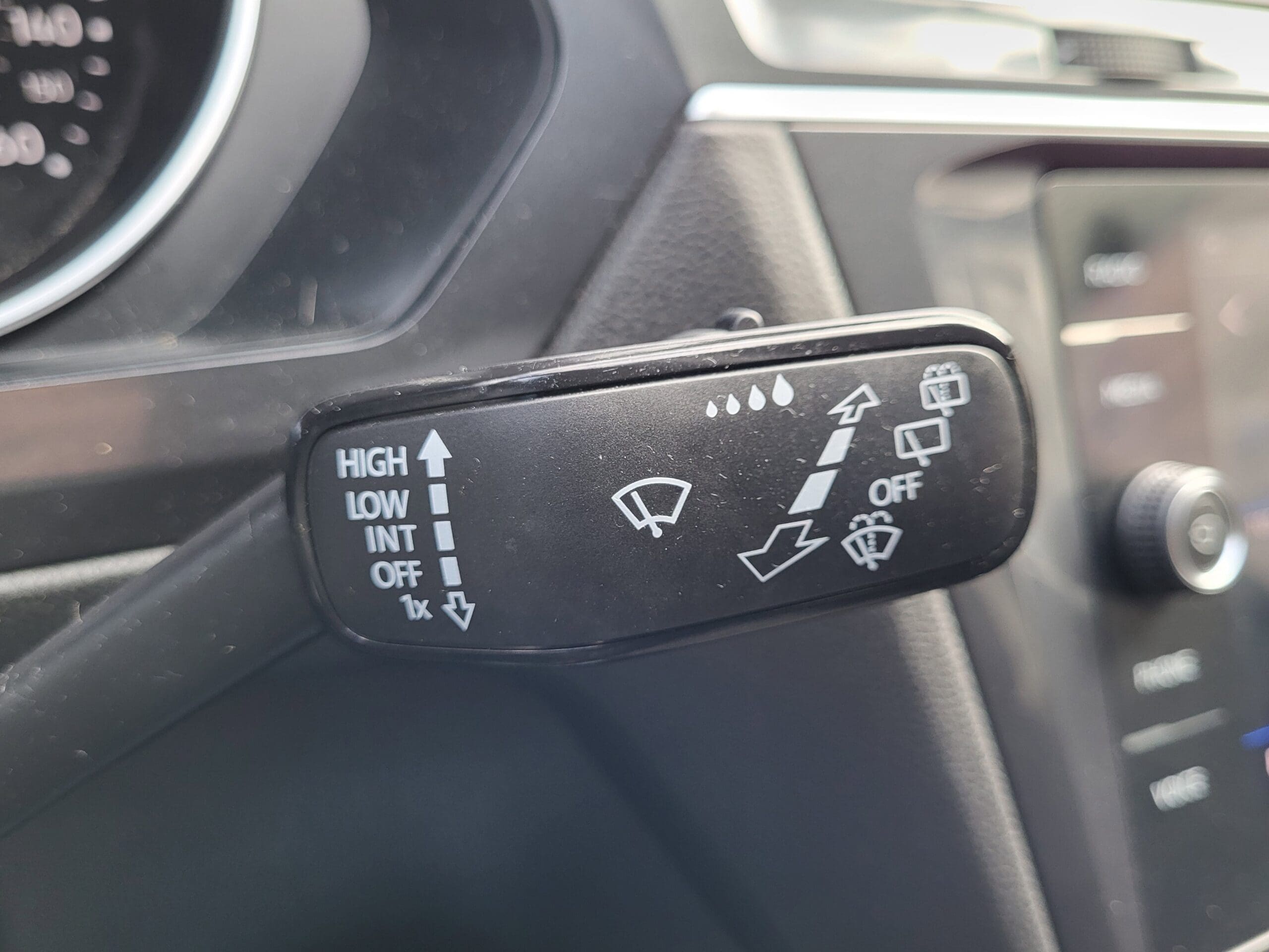 2021 Volkswagen Tiguan - Image 28