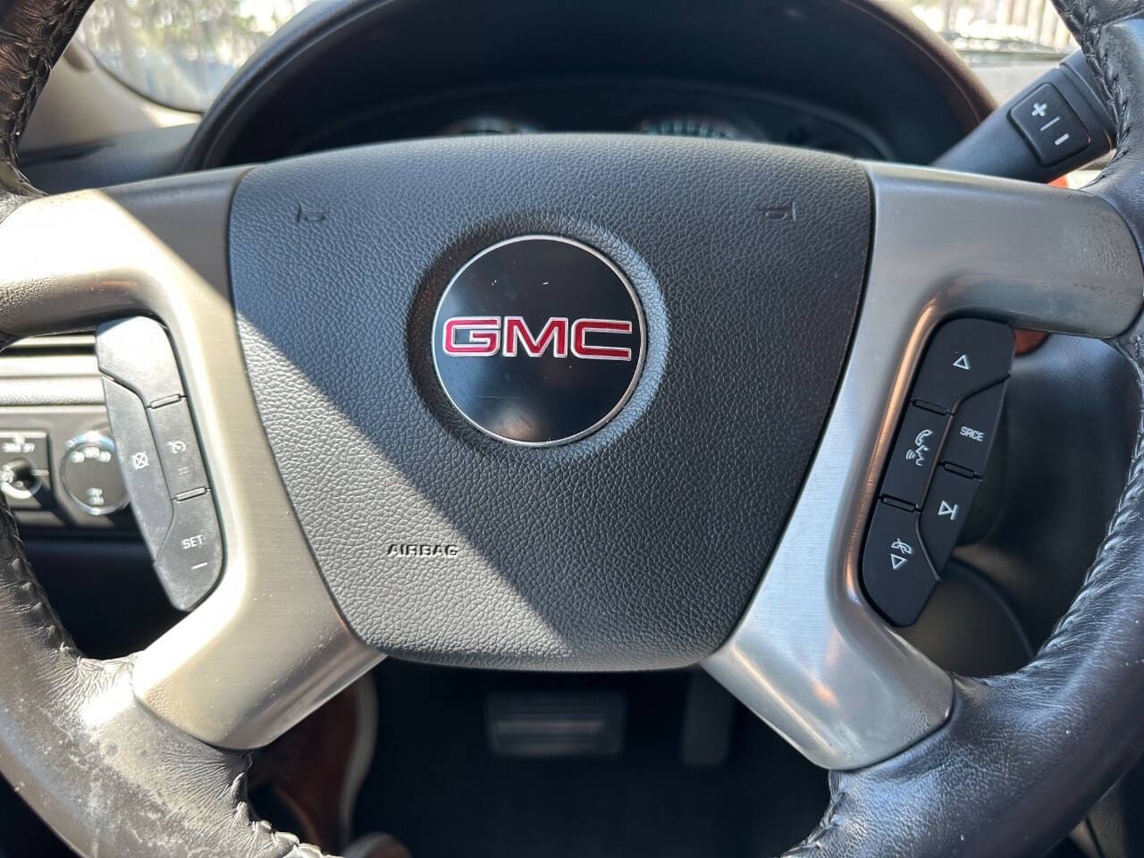 2011 GMC Yukon - Image 14