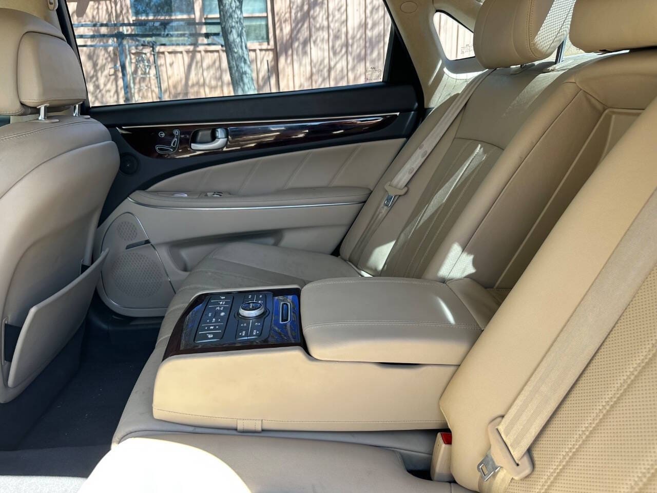 2012 Hyundai Equus - Image 11