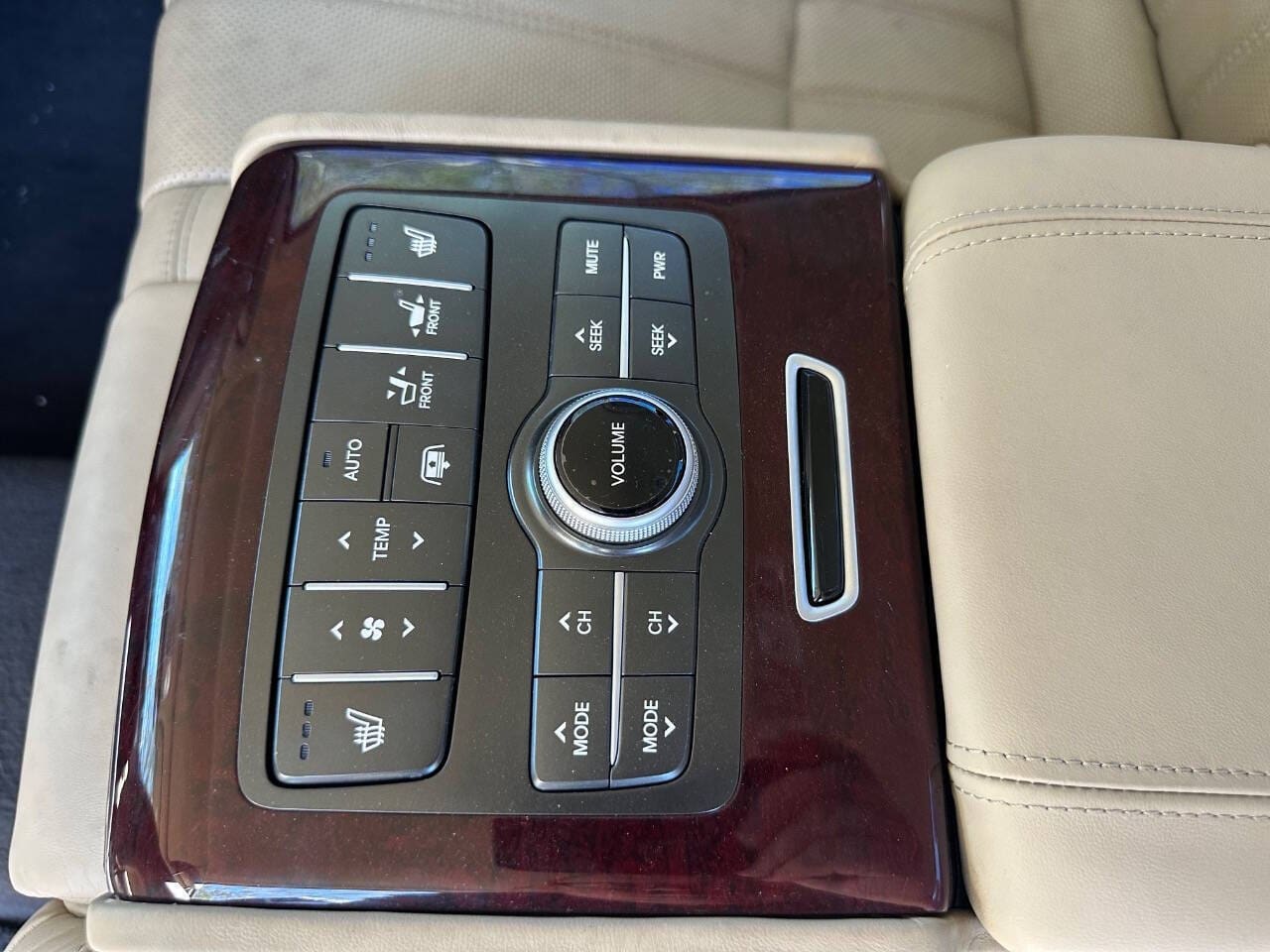 2012 Hyundai Equus - Image 16