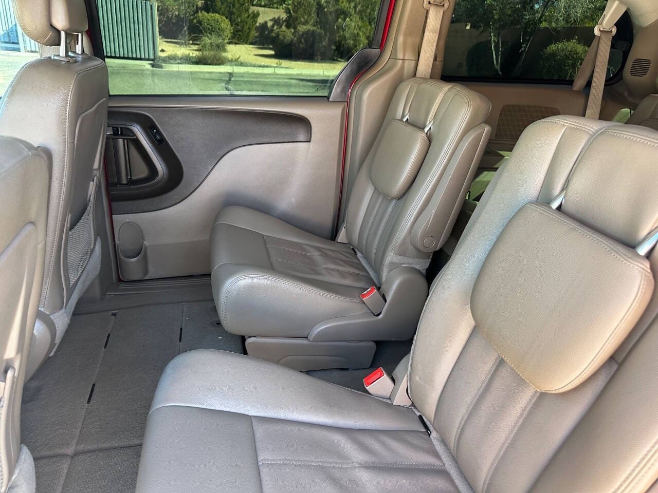 2016 Chrysler Town and Country - Image 11