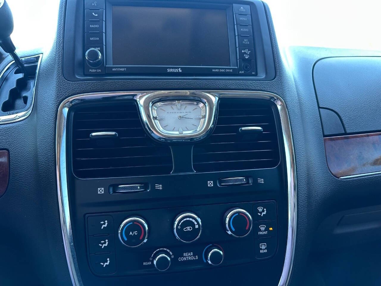 2016 Chrysler Town and Country - Image 16