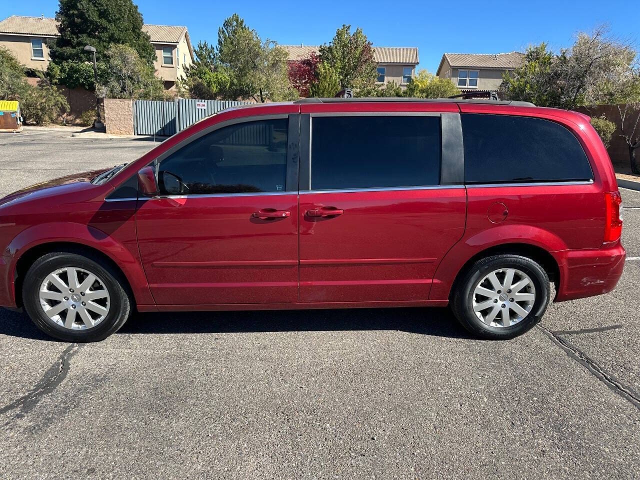 2016 Chrysler Town and Country - Image 3