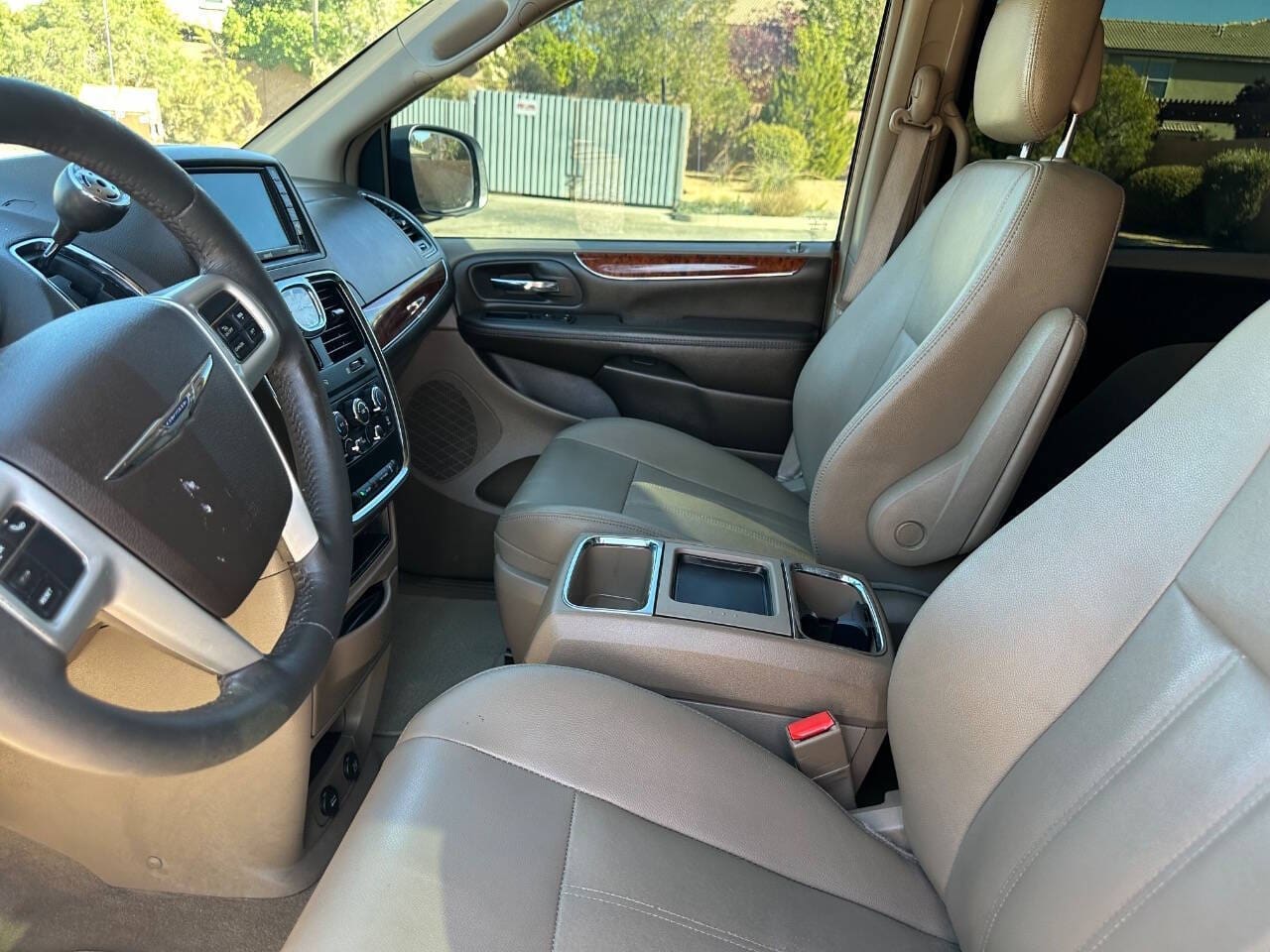 2016 Chrysler Town and Country - Image 10