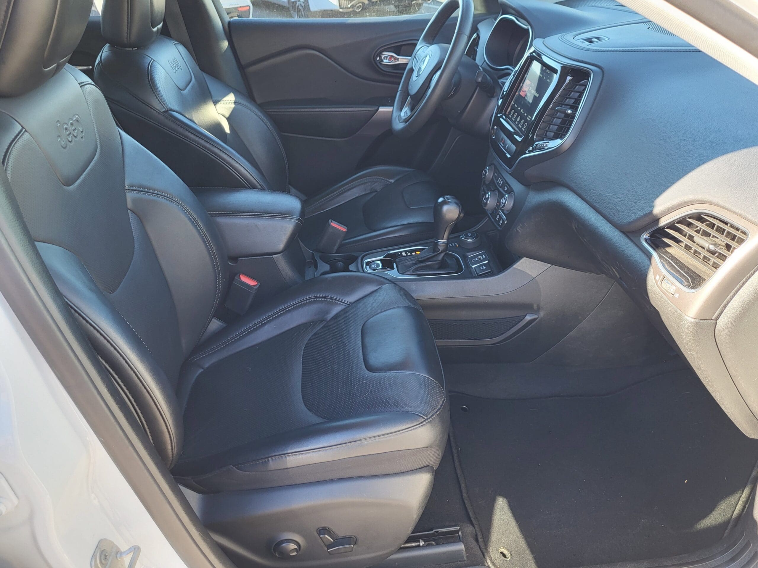 2022 Jeep Cherokee - Image 16