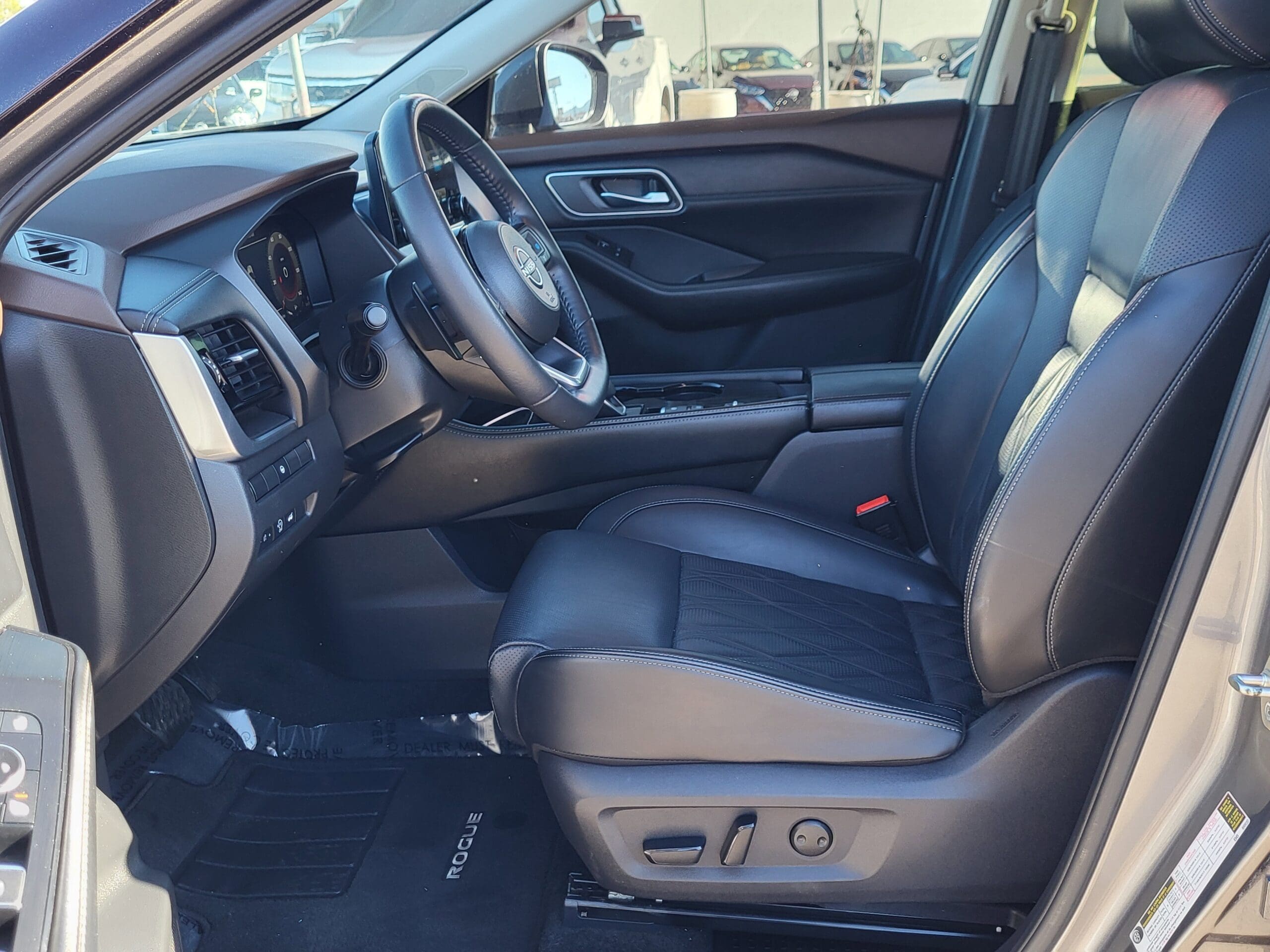 2023 Nissan Rogue - Image 8