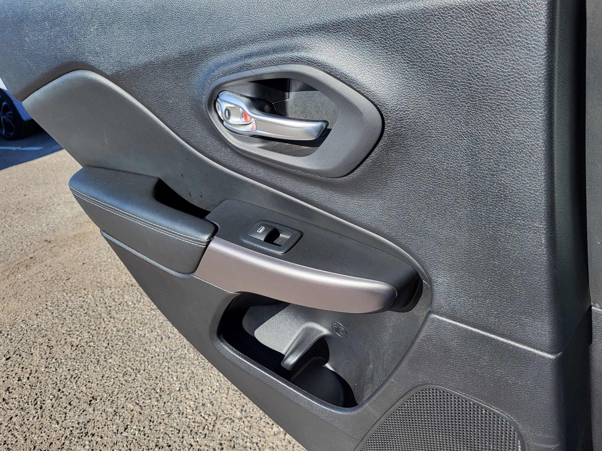 2022 Jeep Cherokee - Image 11