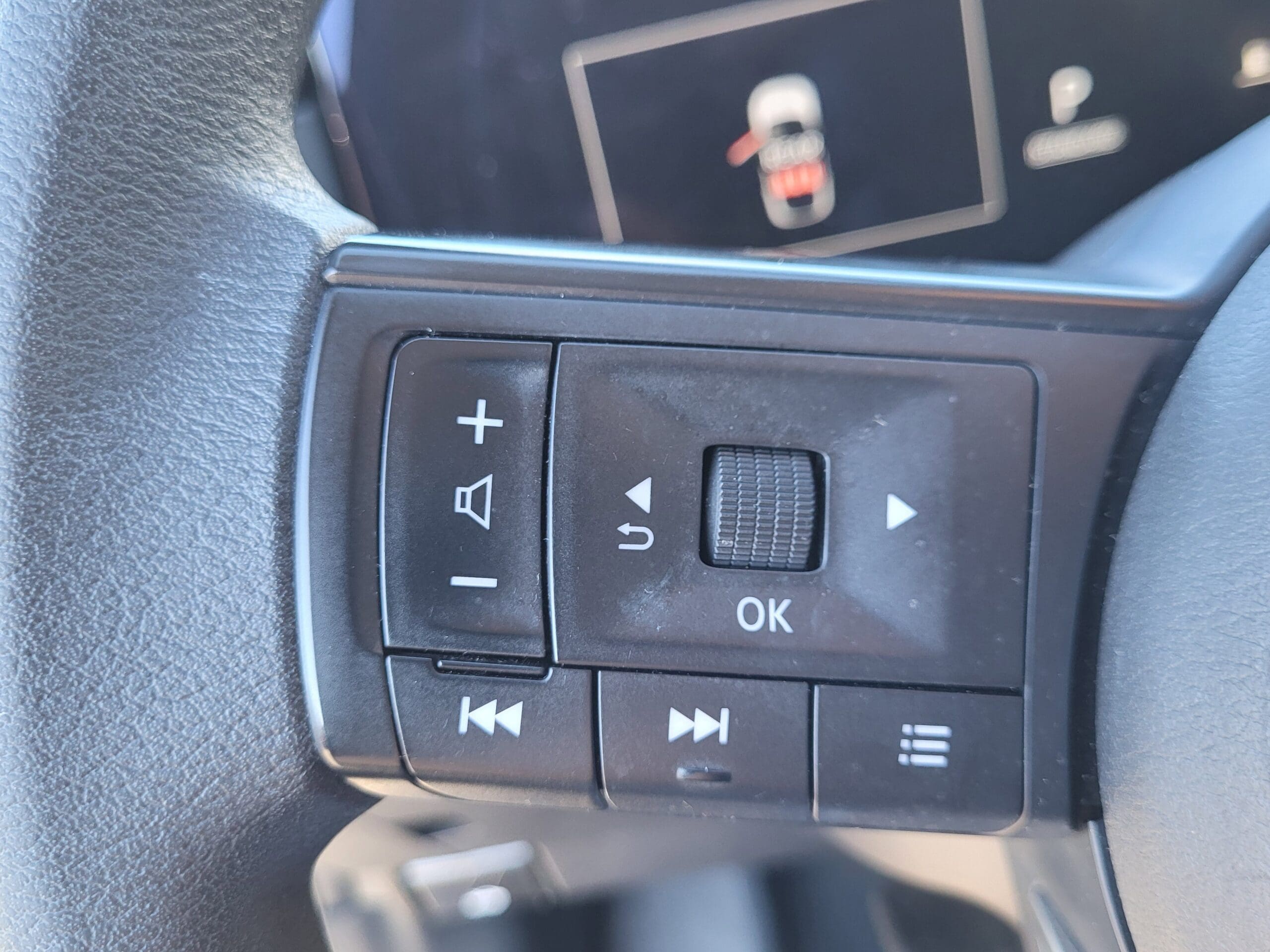 2025 Nissan Kicks - Image 18