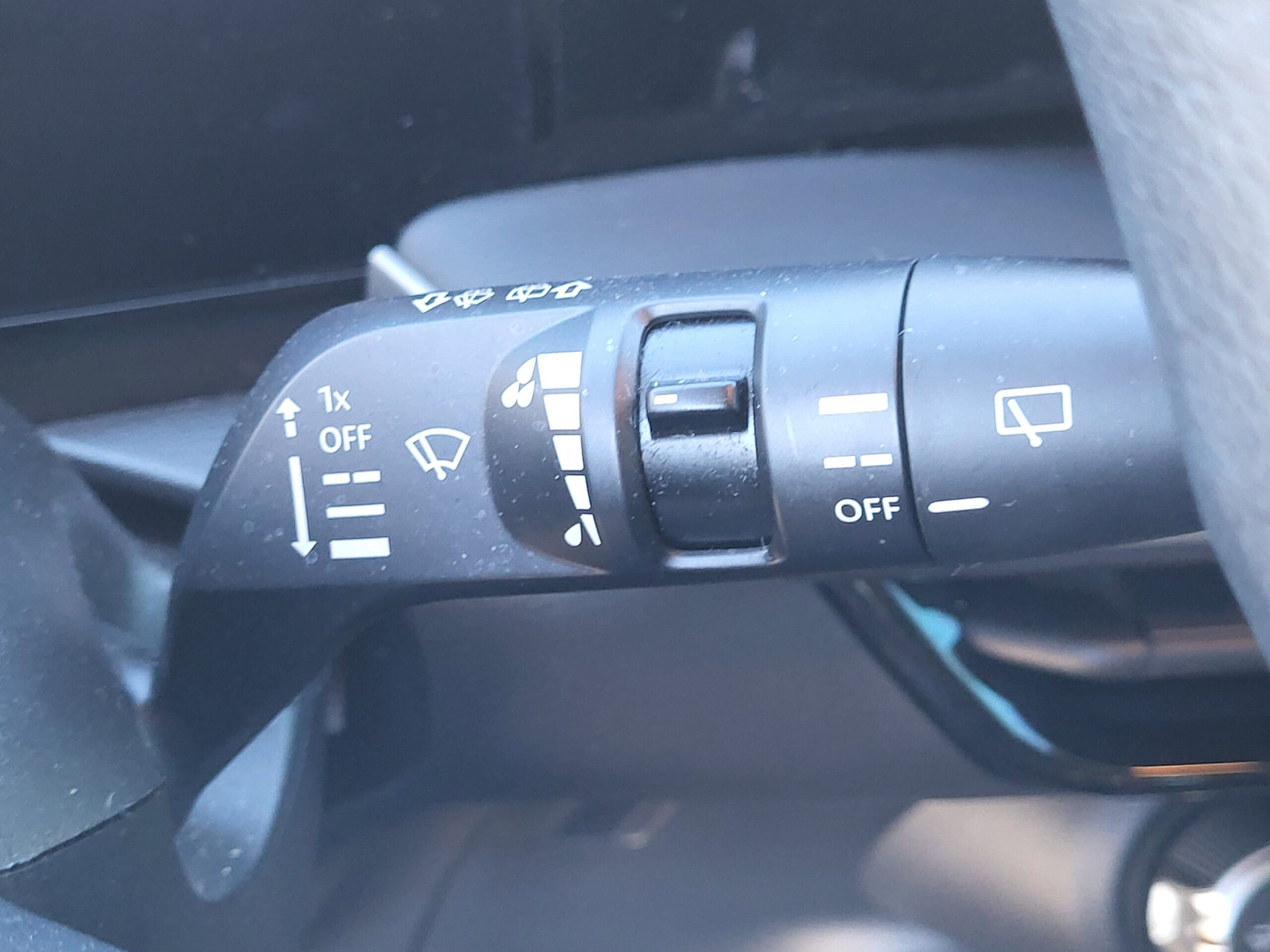 2025 Nissan Kicks - Image 23