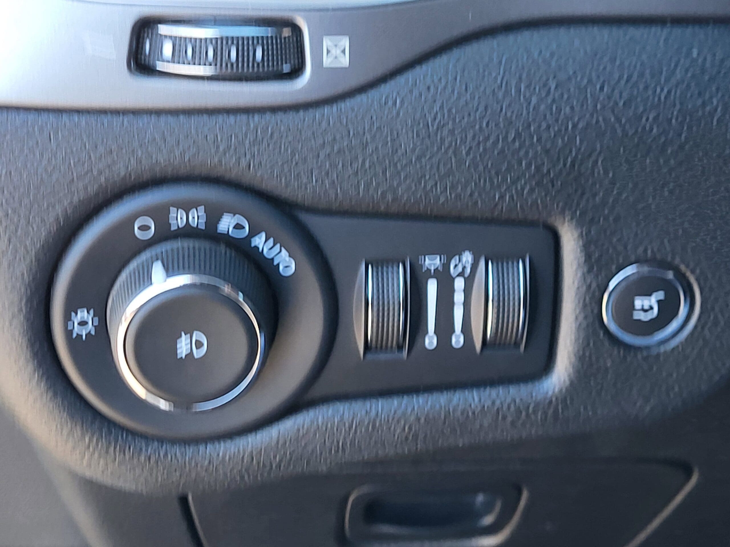 2022 Jeep Cherokee - Image 31