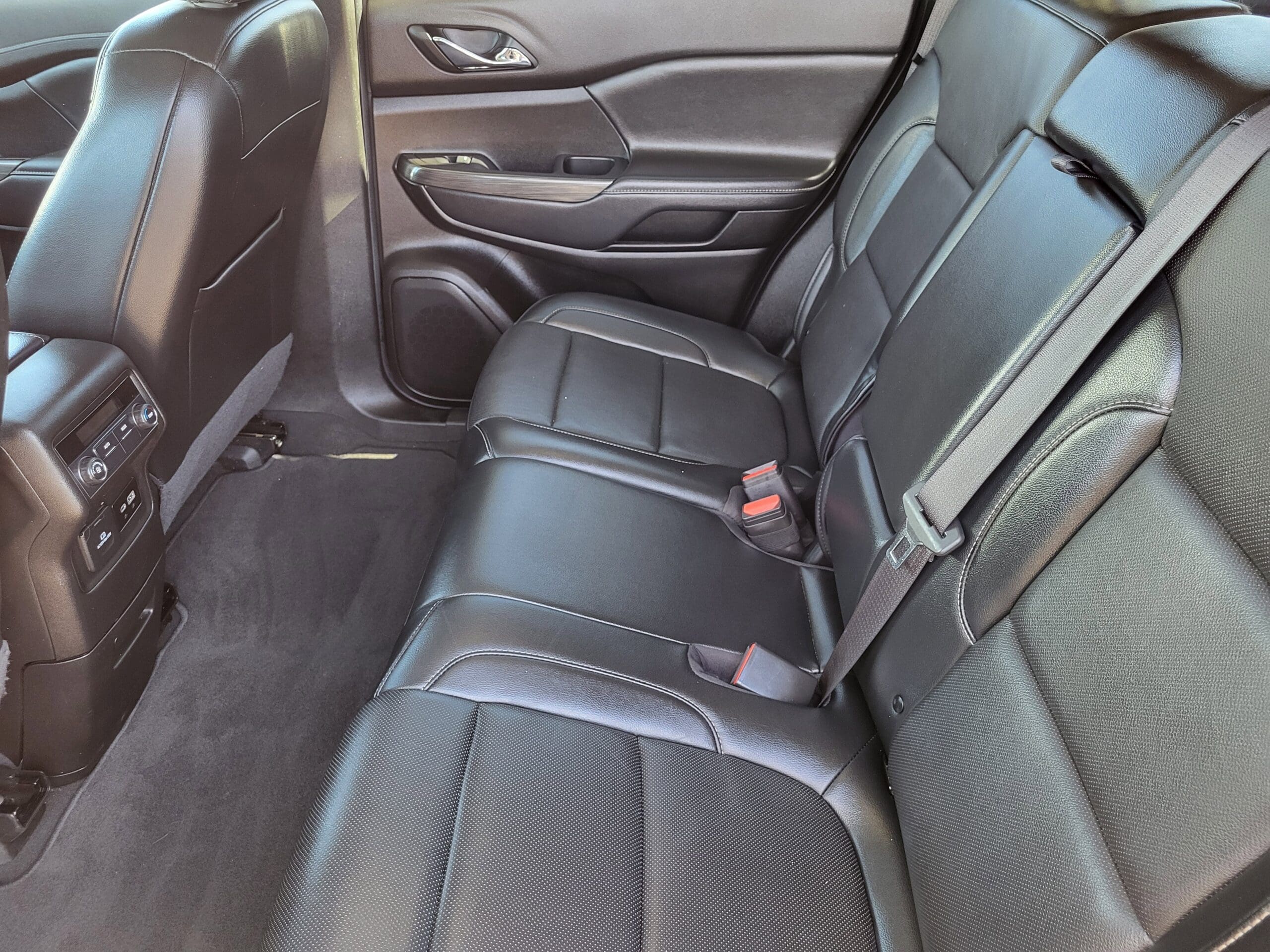 2023 GMC Acadia - Image 13