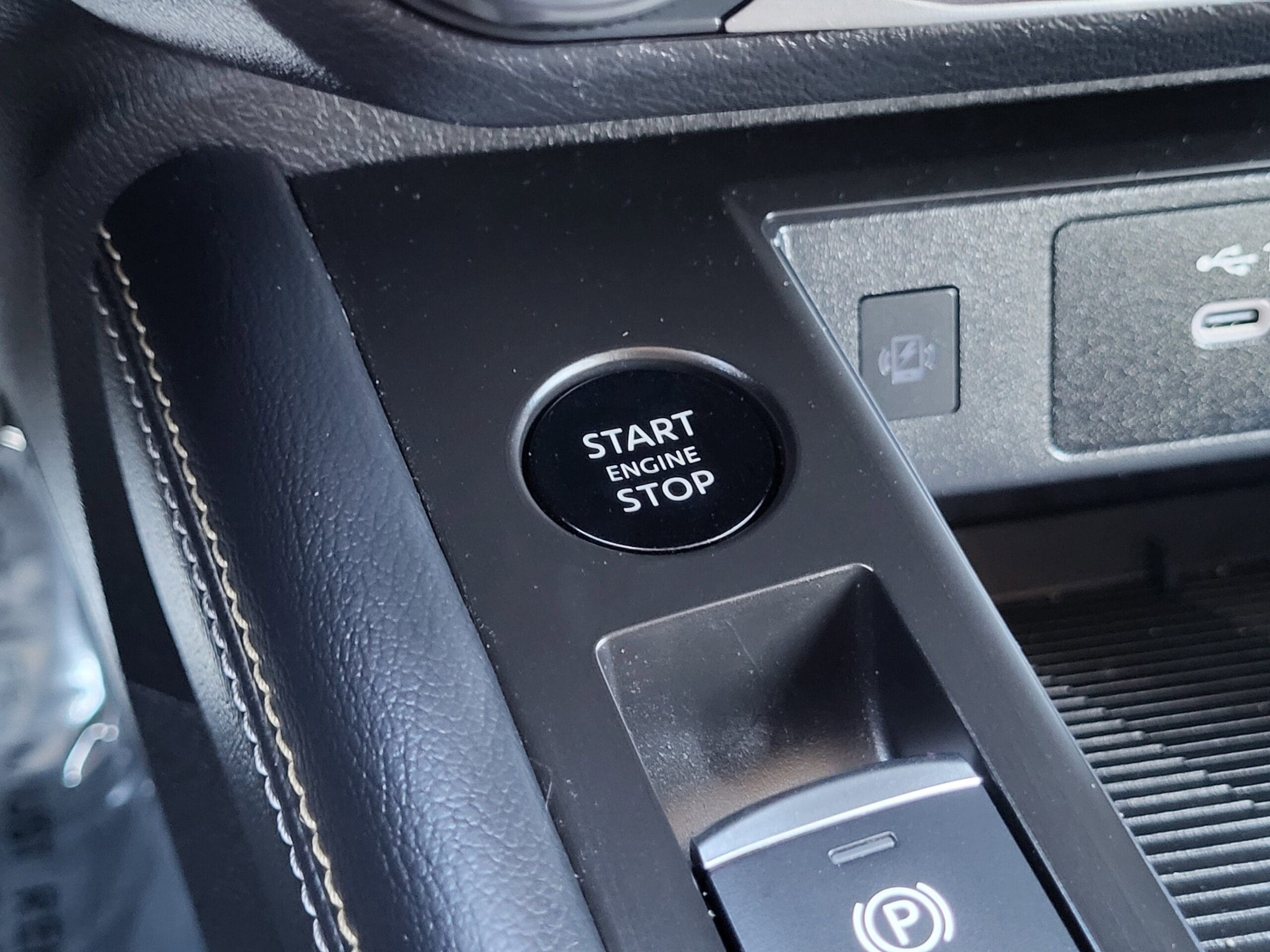 2025 Nissan Kicks - Image 18