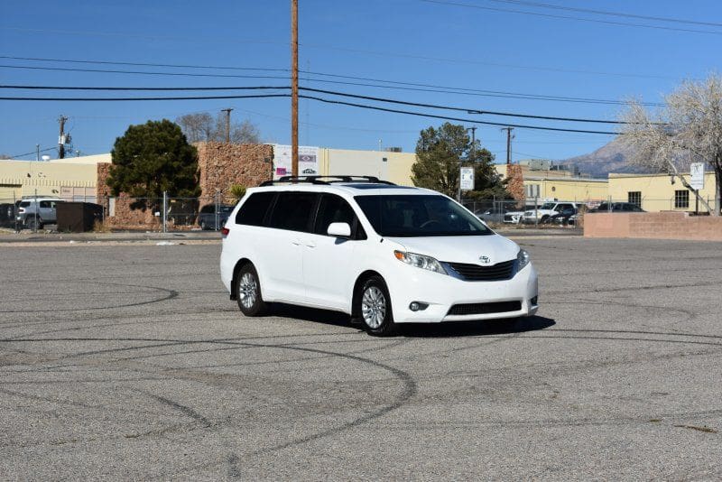 2014 Toyota Sienna - Image 2