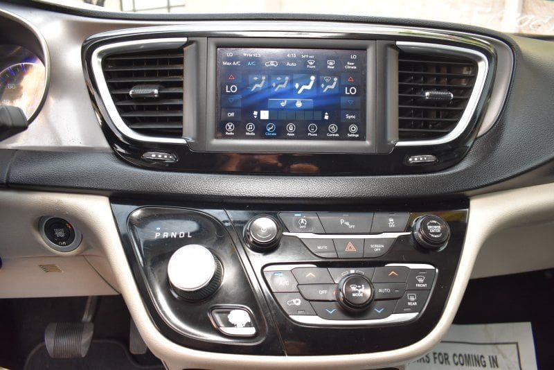 2020 Chrysler Pacifica - Image 13