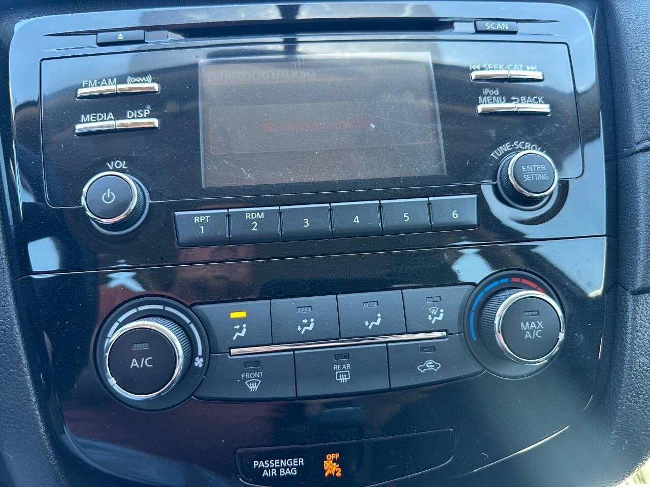 2017 Nissan Rogue - Image 10