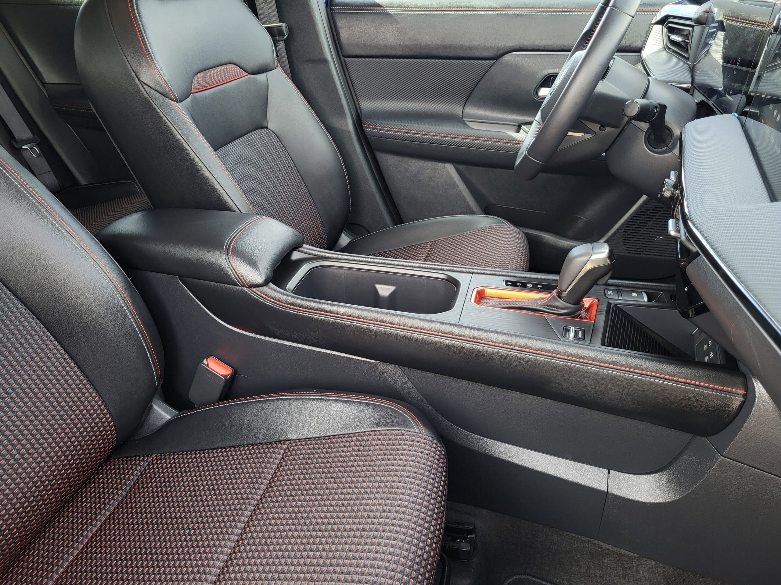 2025 Nissan Kicks - Image 10