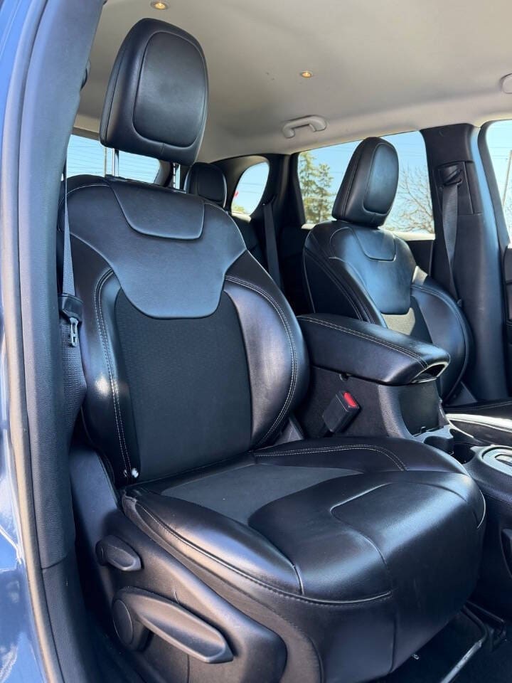 2019 Jeep Cherokee - Image 14